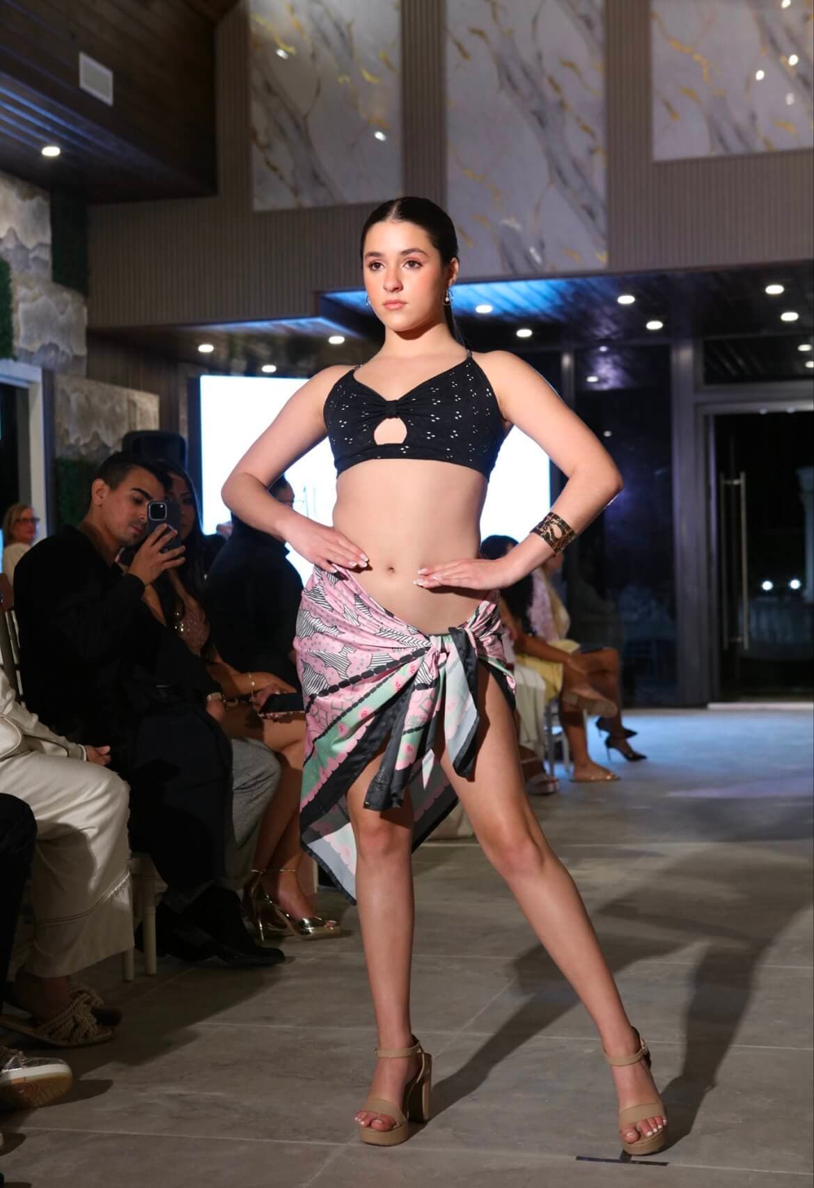 MundoE&amp;E Black Solid And Signature E&amp;E Reversible Bikini Swimwear thumbnail 3