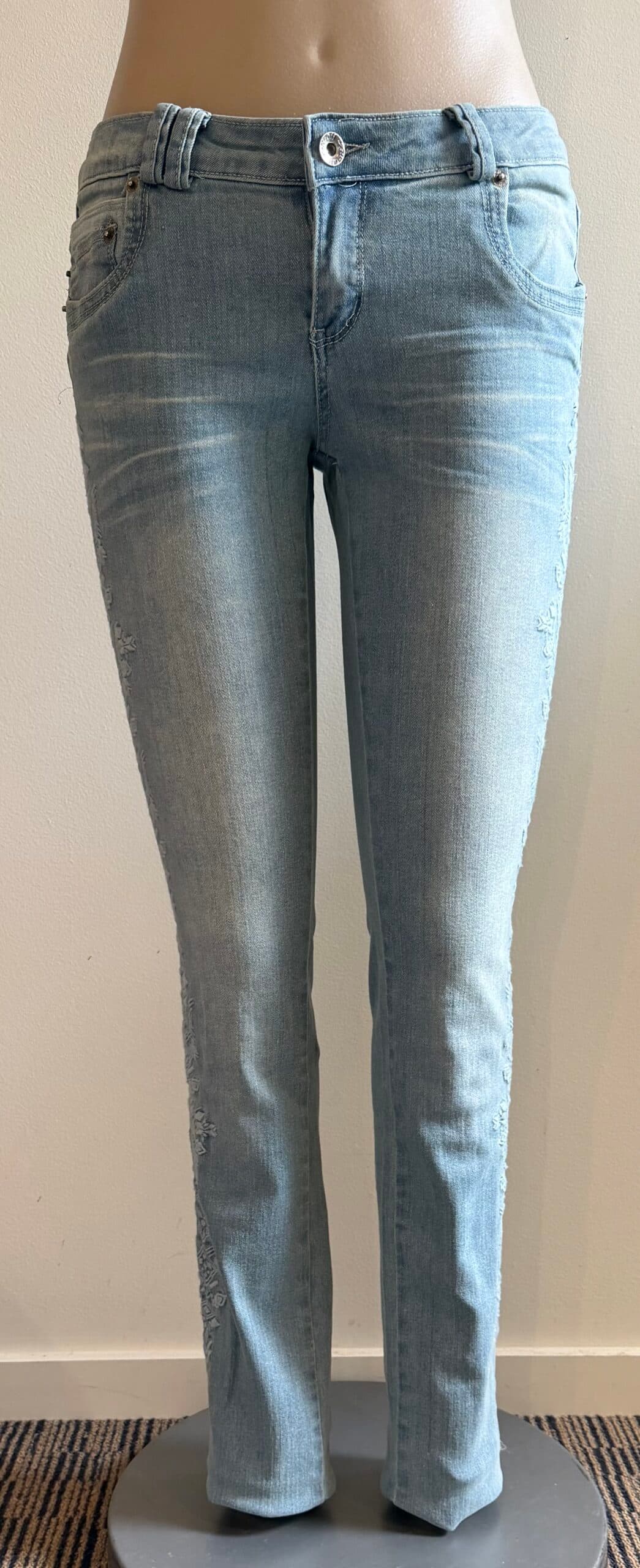 FP1813-Light blue emb jean