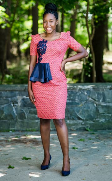 Robe rose ancien à coupe droite avec décoration en soie marine