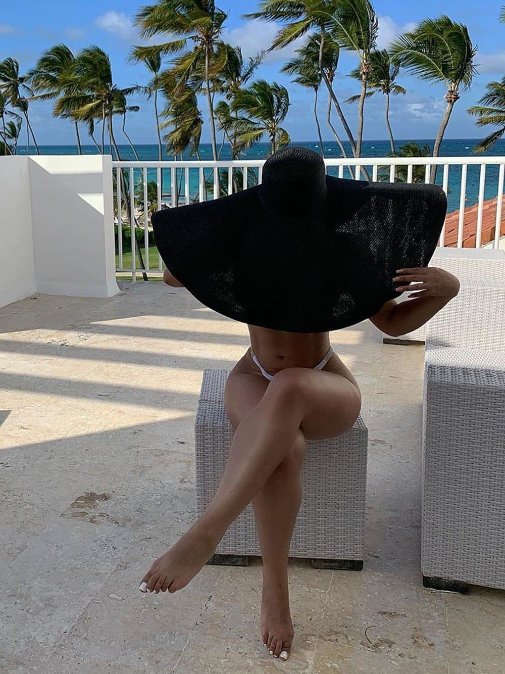 THERESA Oversized Straw-Hat in Black thumbnail 2