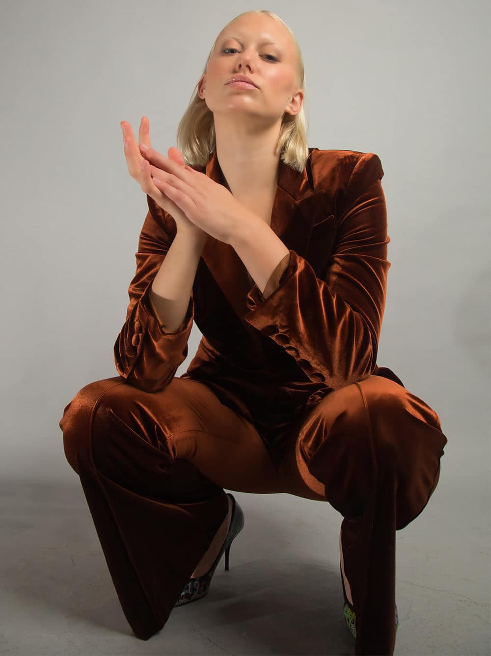 HINIYA Velvet Blazer & Flared Pants Set in Brown thumbnail 2
